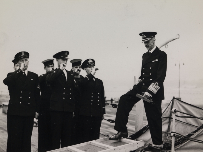 On 5 June 1945, King Haakon boarded HSE Norfolk in Edinburgh to the strains of the Norwegian anthem Ja, vi elsker dette landet. Thus began the trip home to Norway. Photo: Royal Navy official photograph (UK). 
